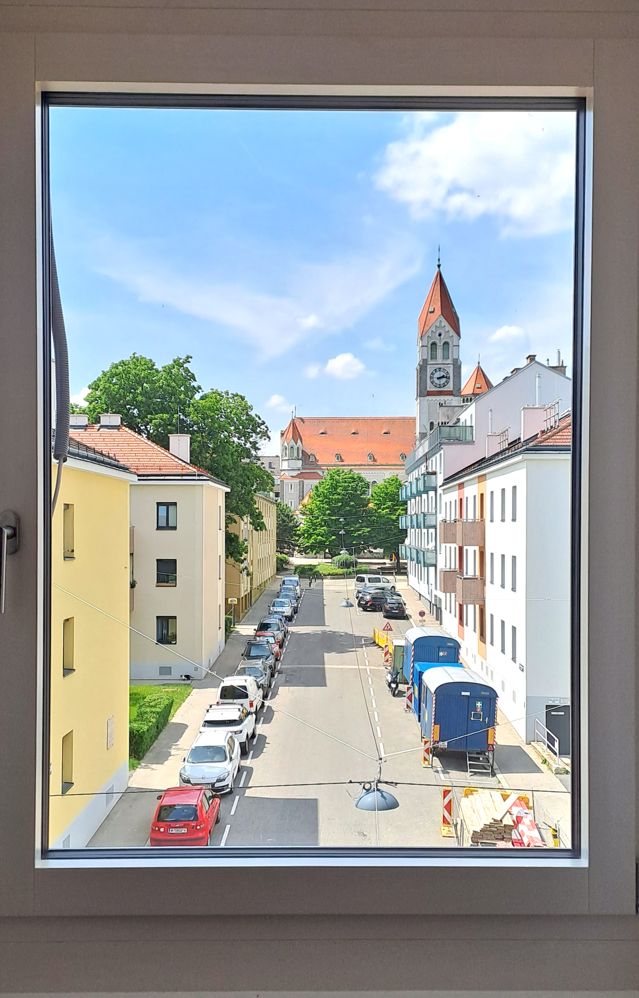 Umbau Siedlungshaus Meidling, Gaupe, Ausblick auf Kirche